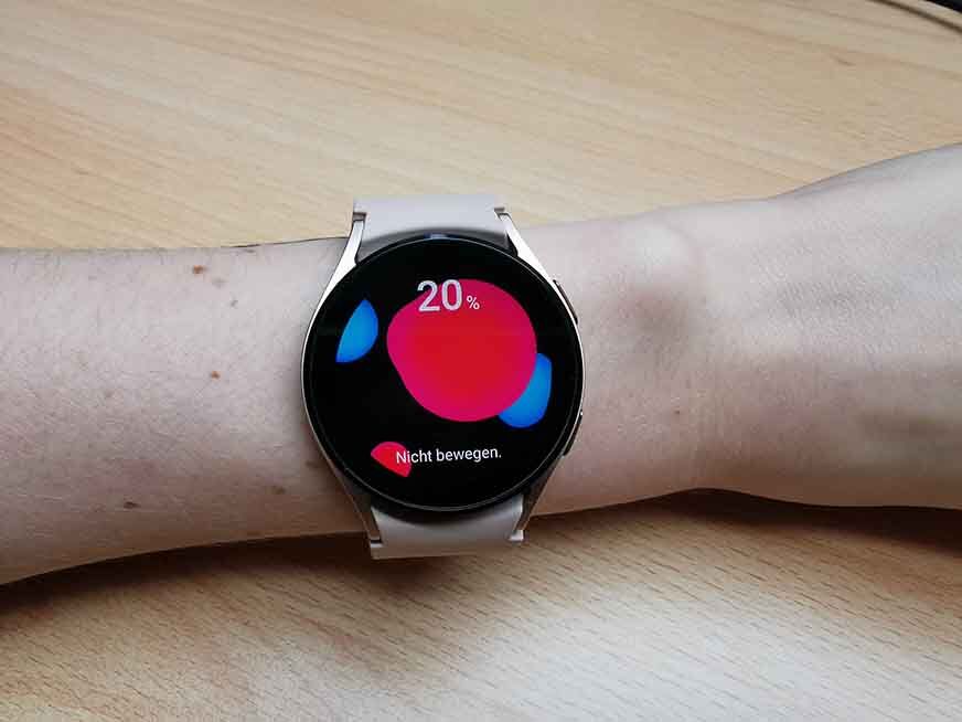 Man sieht, wie die Sauerstoffsättigung auf der Samsung Galaxy Watch 4 gemessen wird. 